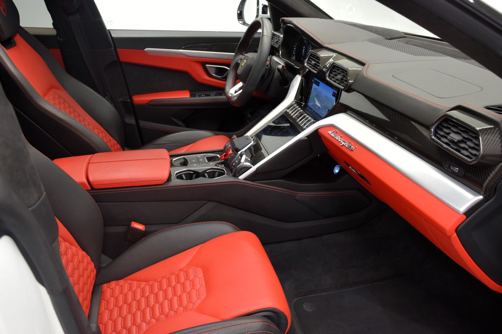 Fahrzeugabbildung Lamborghini Urus Panorama ACC Sitzlüftung HuD rotes Leder TV