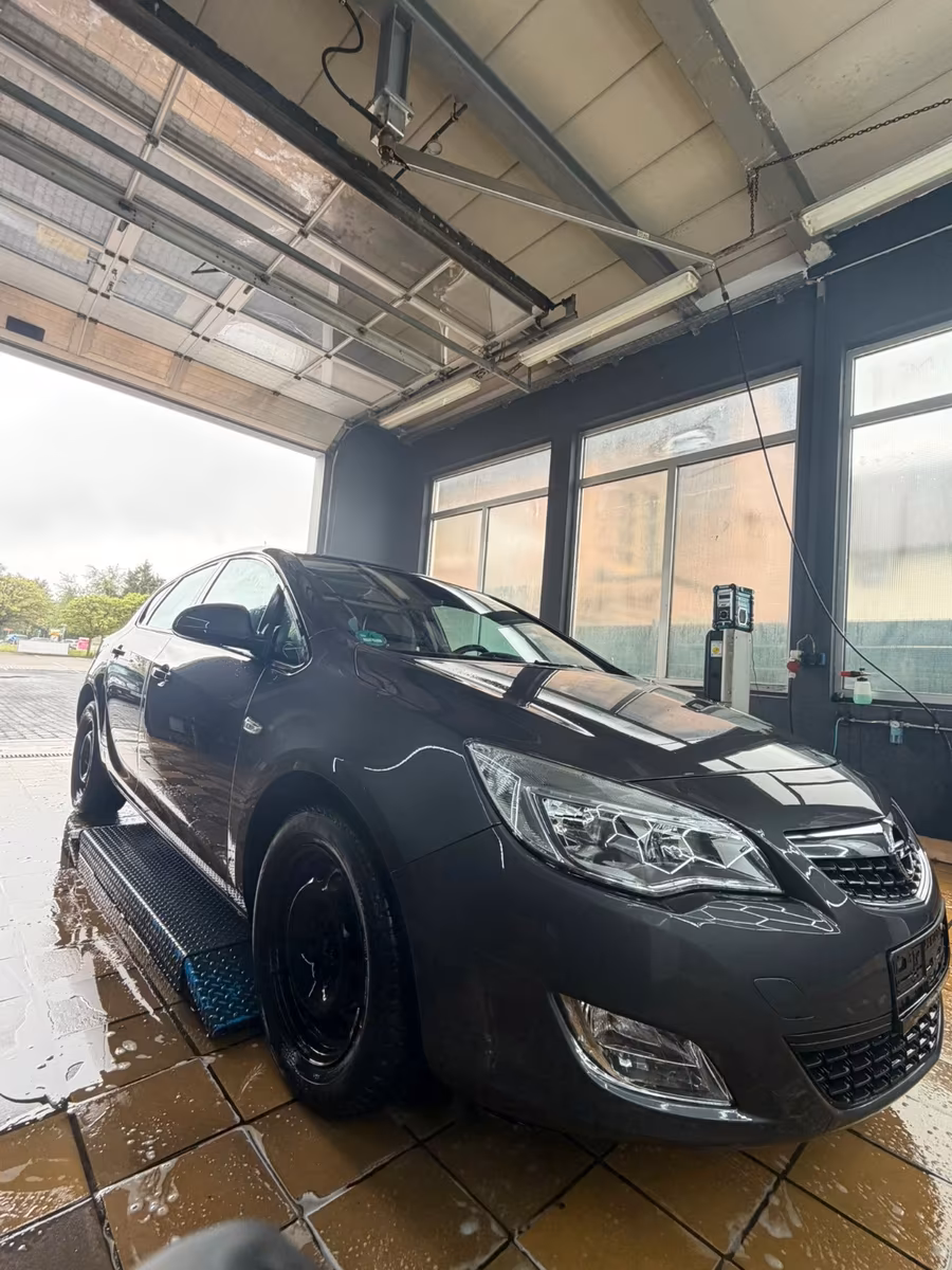 Opel Astra J Lim. 5-trg. Edition