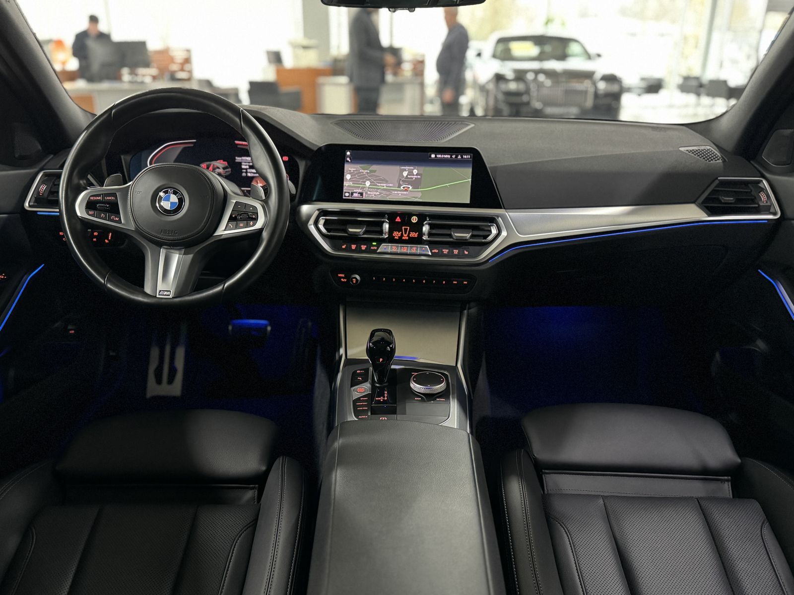 Fahrzeugabbildung BMW 320d M Sport PanoramaKamera HUD DAB HiFi Komfort