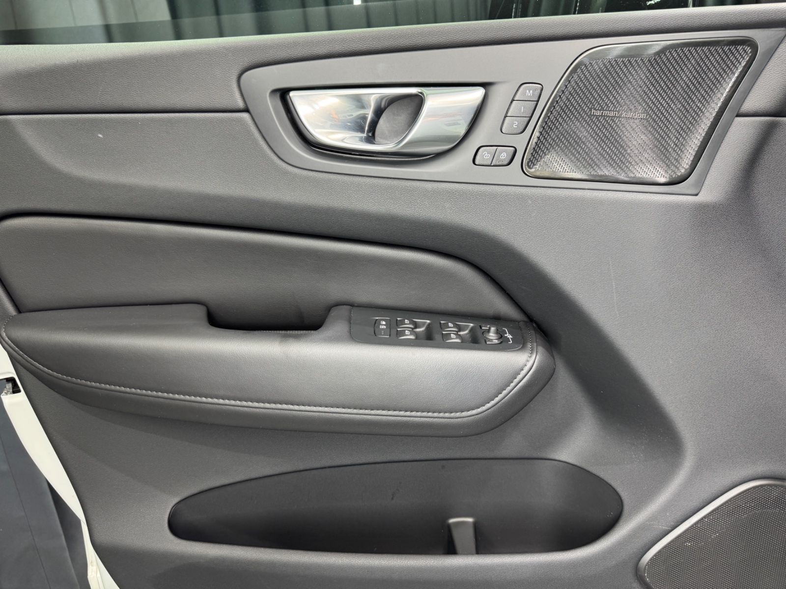 Fahrzeugabbildung Volvo XC 60 Plus Dark AWD |H/K|STDHZ|LED