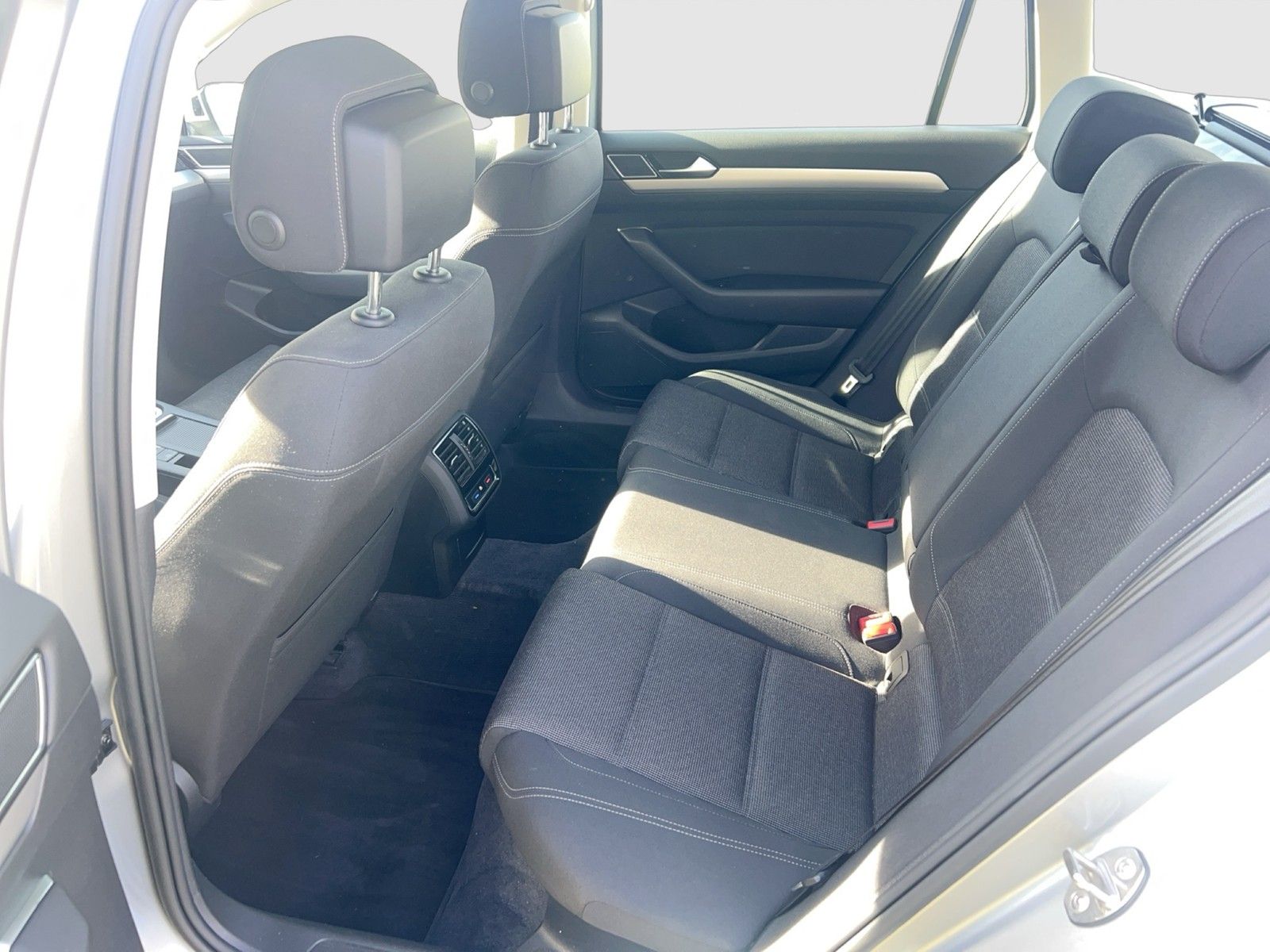 Fahrzeugabbildung Volkswagen Passat Variant TSI Comfortline BMT LED Navi ACC