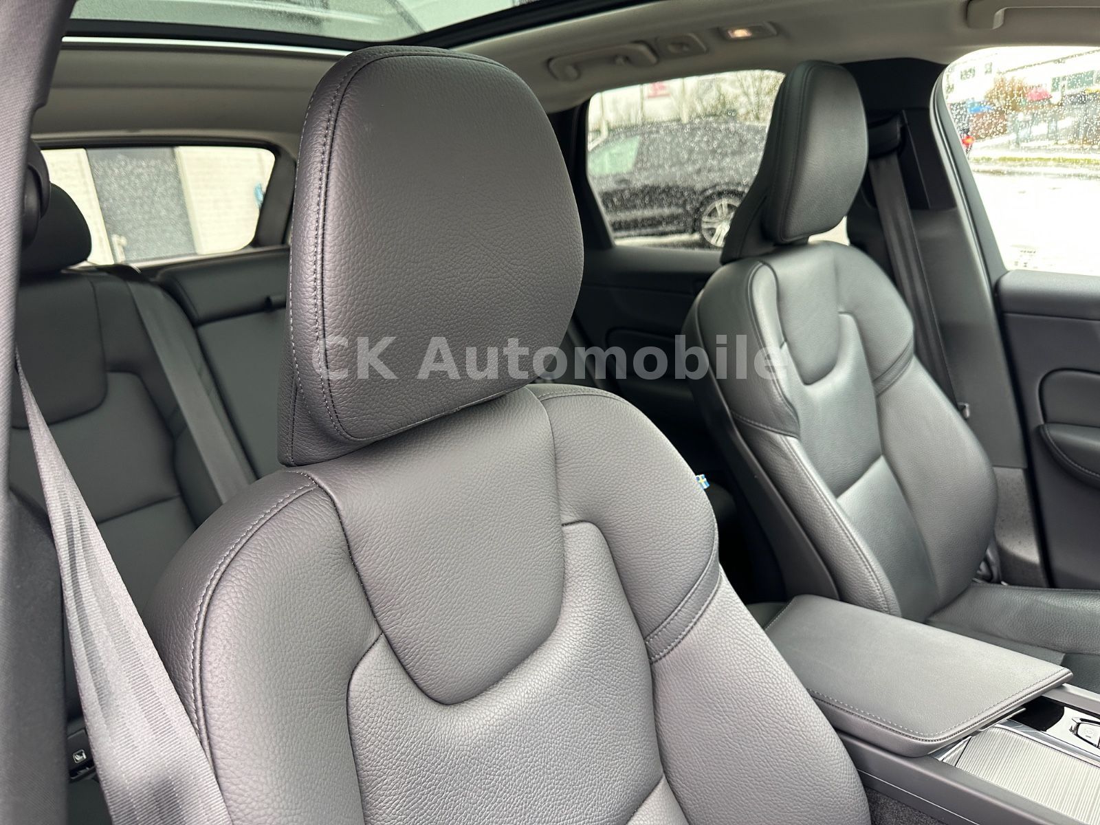 Fahrzeugabbildung Volvo XC60 T6 AWD Recharge Plus Dark/Pano/BLIS/AHK