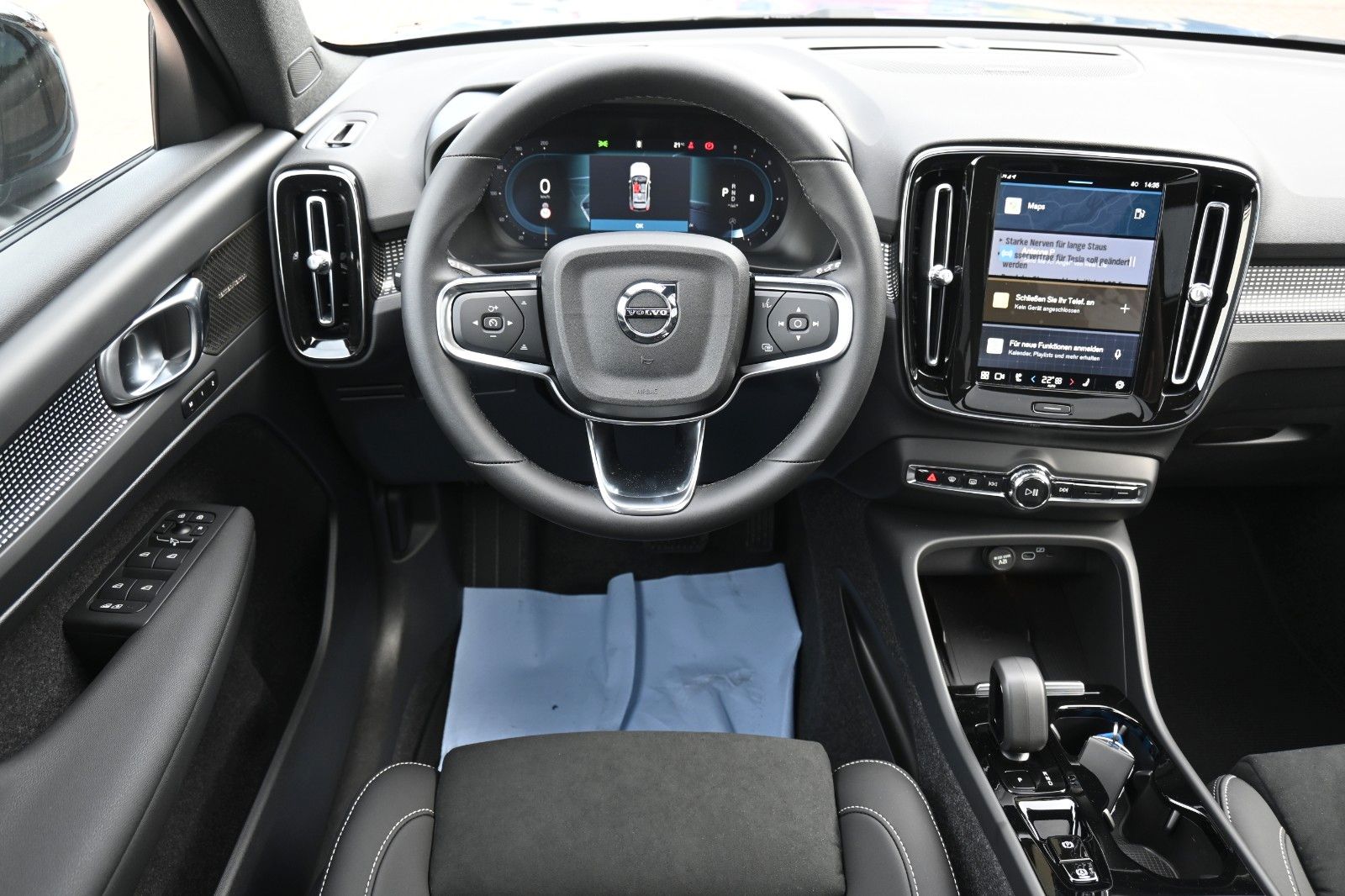Fahrzeugabbildung Volvo XC40 B4 Black Ultra Dark*FSHZG*PANO*360°*ACC