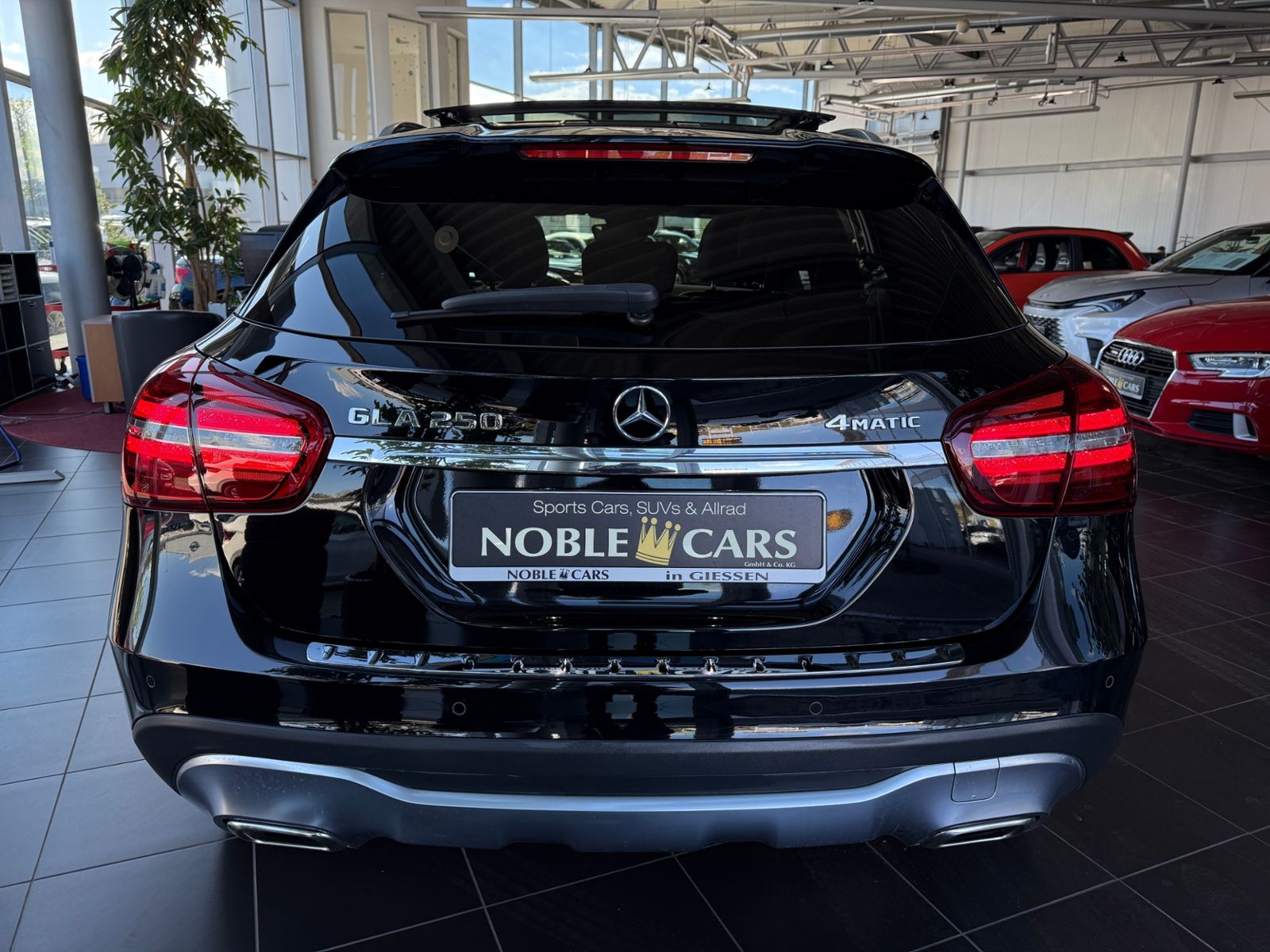 Fahrzeugabbildung Mercedes-Benz GLA 250 4Matic STNDHZ PANO DISTR 360°