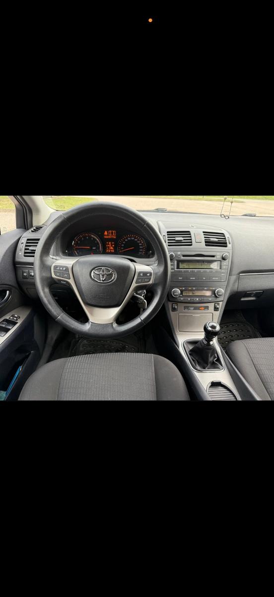 Toyota Avensis 2011 — вигляд ззаду
