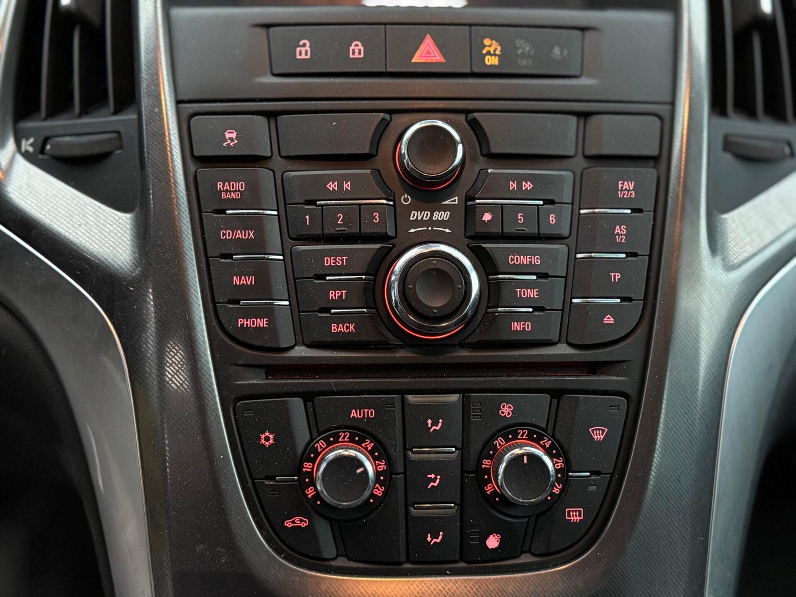 Opel Astra 2011 — photo 13
