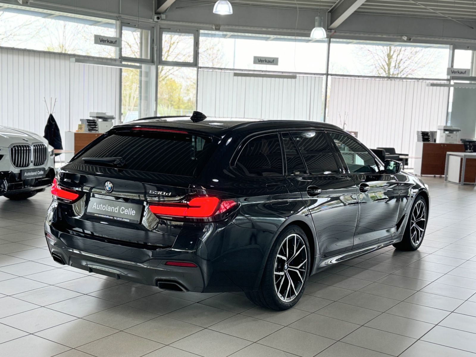 Fahrzeugabbildung BMW 530d xD M Sport Panorama Kamera HUD HiFi DAB ACC