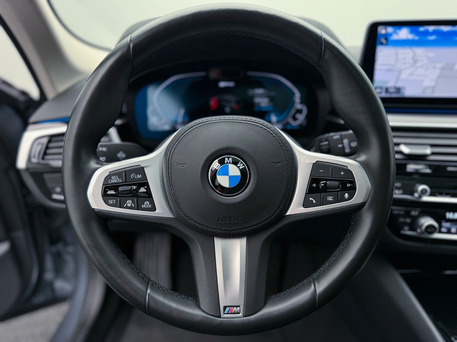 Fahrzeugabbildung BMW 530e xD Kamera DAB Laser ACC Komfort HUD Panoram