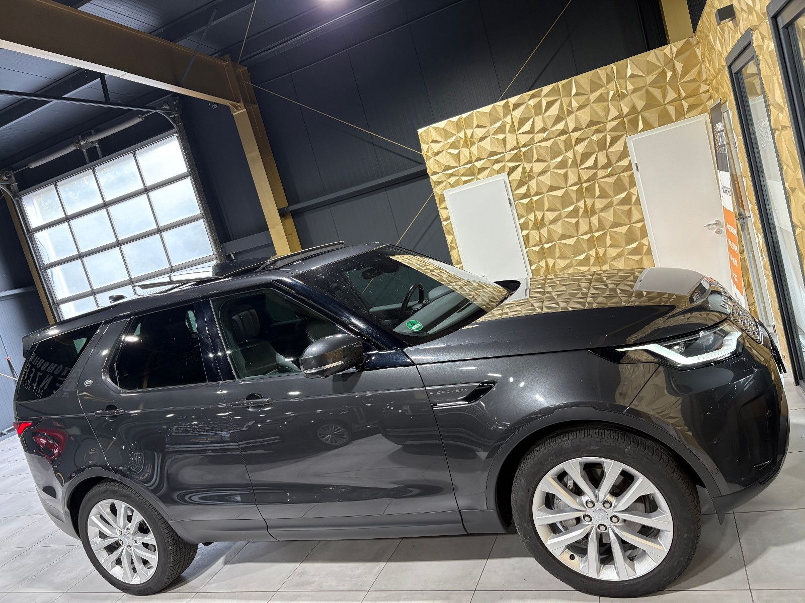 Fahrzeugabbildung Land Rover Discovery 5 SE D250 AWD/PANO/ACC/360°/APPLE/AHK/
