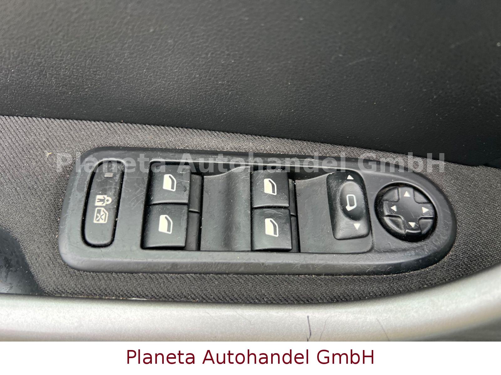 Peugeot 308 2011 — photo 21