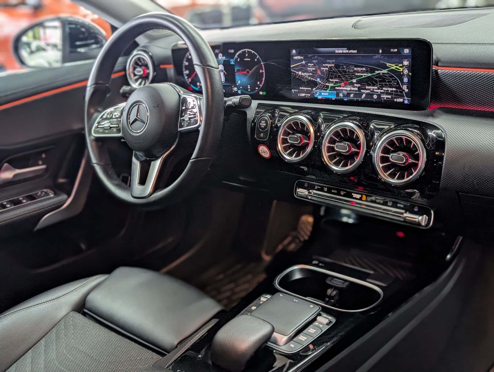 Fahrzeugabbildung Mercedes-Benz CLA 220 d SB MULTIBEAM LEDER DISTR HIGHEND 18