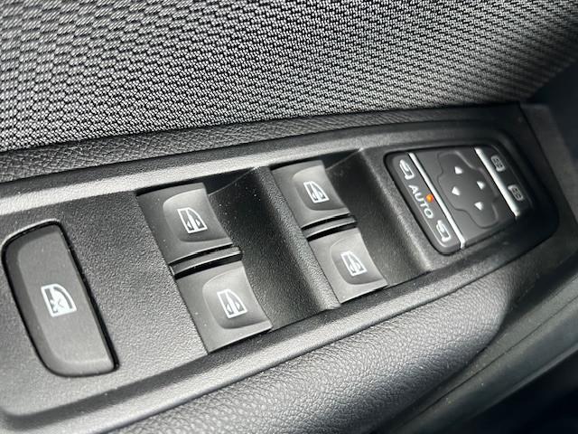 Peugeot Partner Premium L2 3 Sitze Flügeltüren Navi PDC