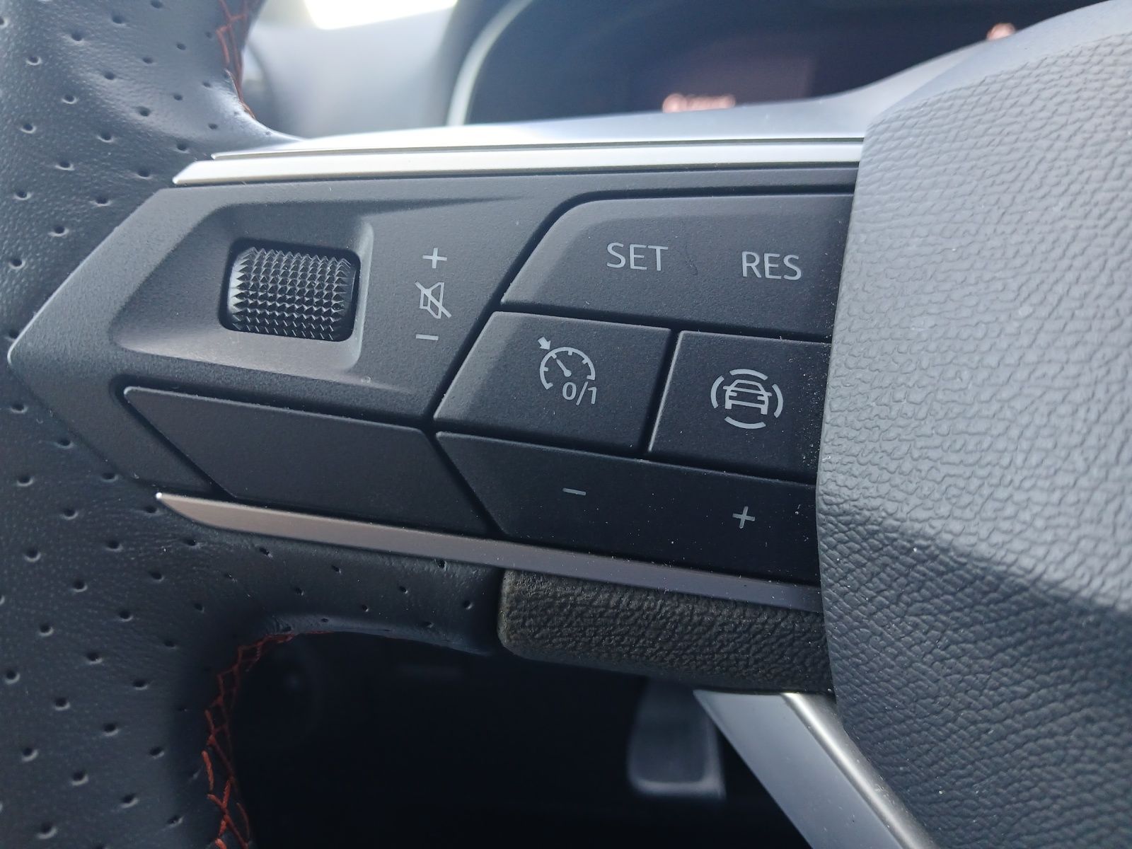 Fahrzeugabbildung SEAT Arona TSI FR-Line LED AID GRA PDC SH LM