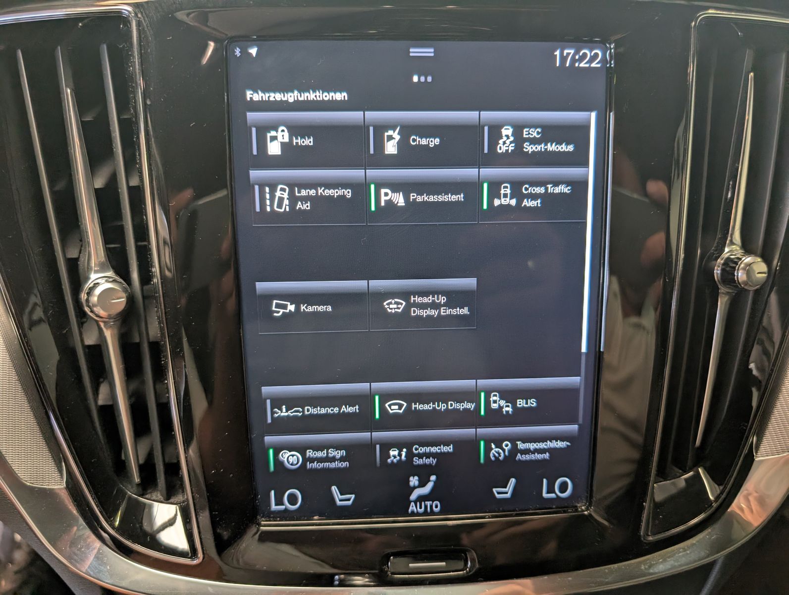 Fahrzeugabbildung Volvo V60 T8 R-Design AWD H/K Cam HUD StHz Pano AHK
