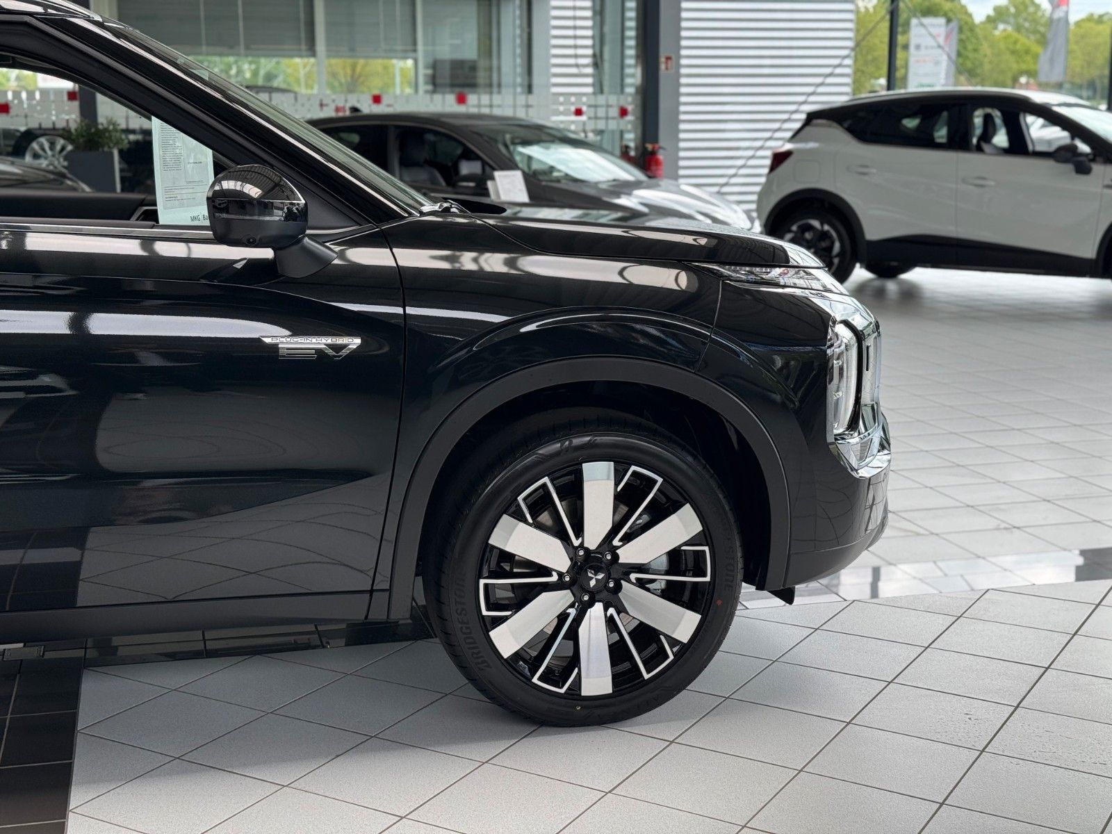 Fahrzeugabbildung Mitsubishi Outlander 2.4 PLUG-IN HYBRID 4WD Intro Edition
