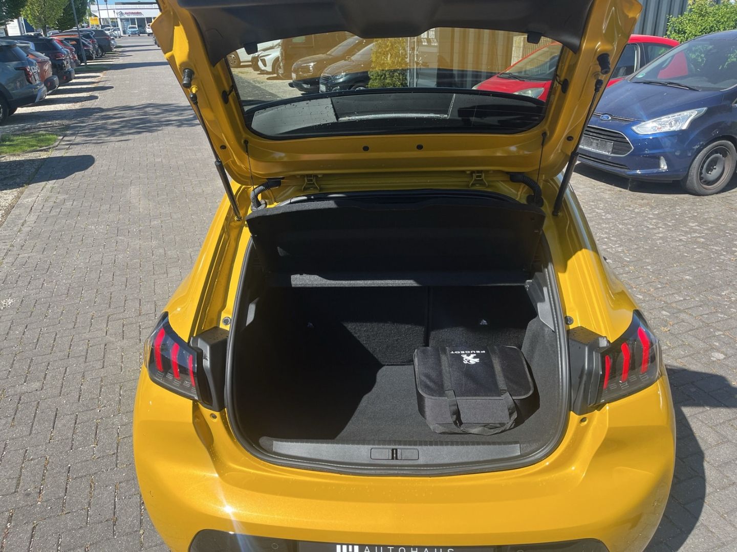 Fahrzeugabbildung Peugeot 208 GT-Line Elektro 136 Sportpaket Navi  CarPlay