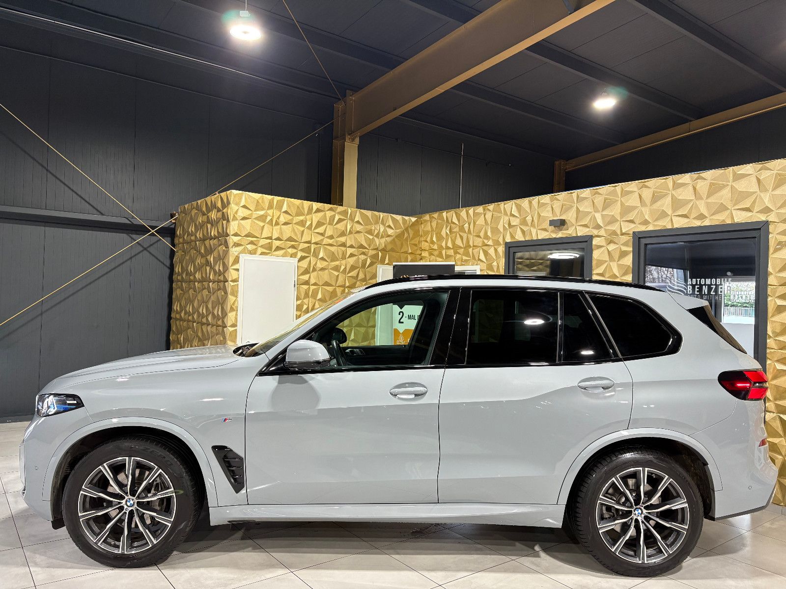 Fahrzeugabbildung BMW X5 30 d xDrive M Sport/HEAD-UP/360°/SOUND/AMBIEN