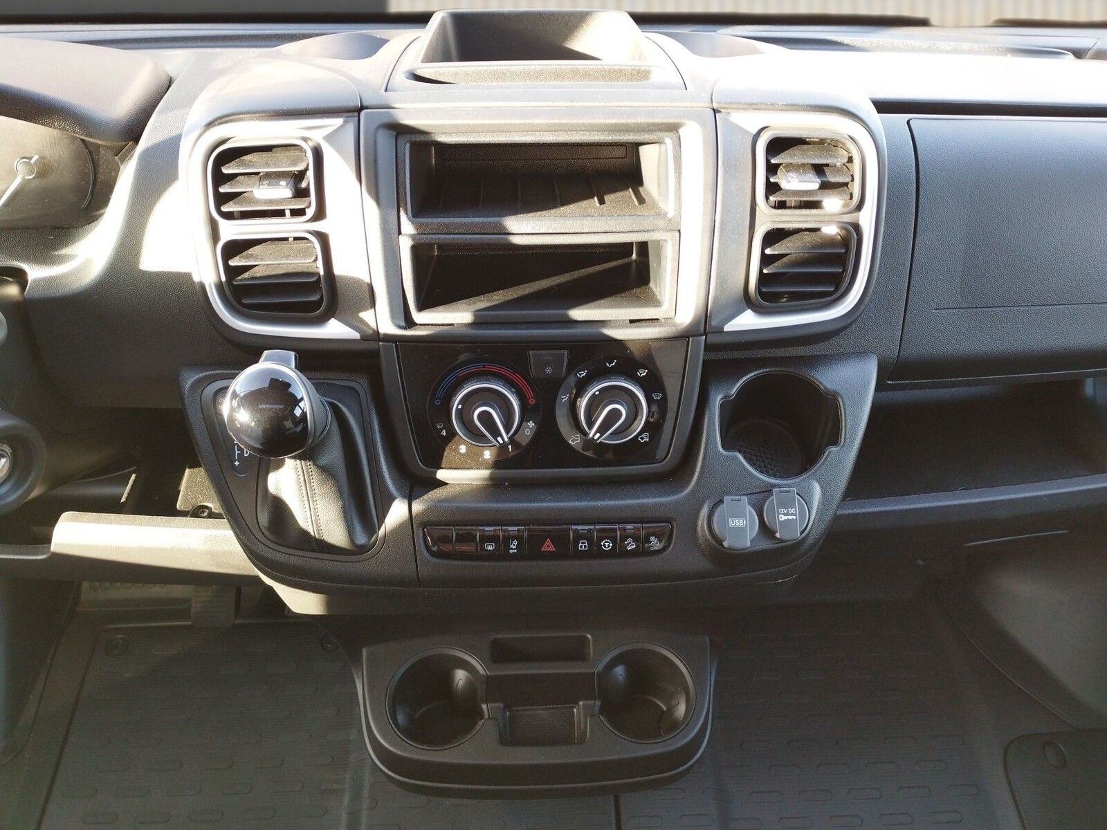 Fahrzeugabbildung Sunlight Adventure T 67 Automatik, Dörr Edition, TV