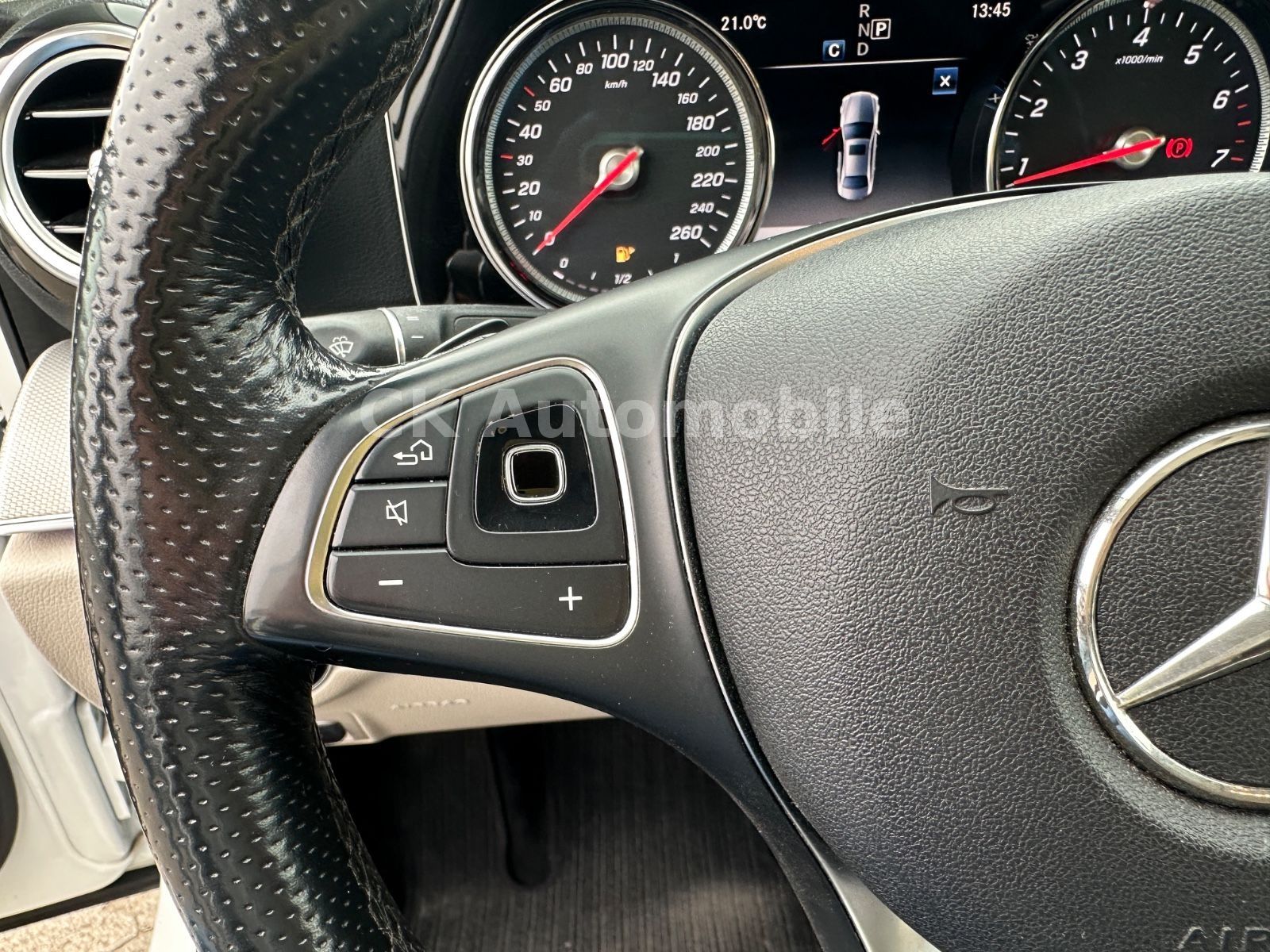 Fahrzeugabbildung Mercedes-Benz E 300 Lim. AMG-Line/Navi/Leder/Kamera/Burmester