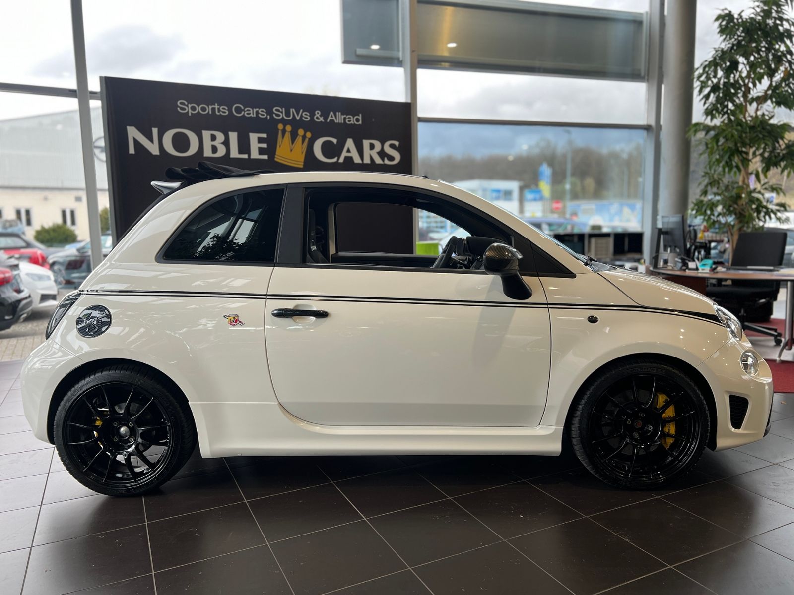 Fahrzeugabbildung Abarth 695C Cabrio Aut. KLIMA CARPLAY RFK ALU