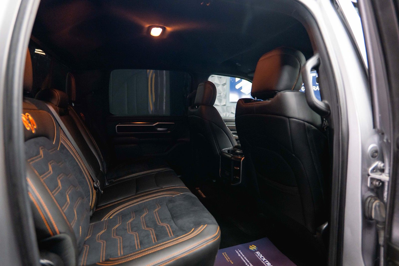 Fahrzeugabbildung Dodge RAM 5.7 V8 HEMI 4x4 OFFROAD Night-Paket *LED*19%