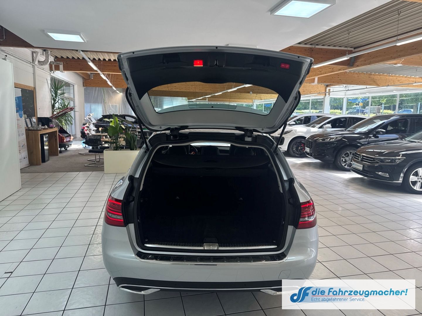 Fahrzeugabbildung Mercedes-Benz C 180 T AVANTGARDE LED Kurven Ambiente El. Heck