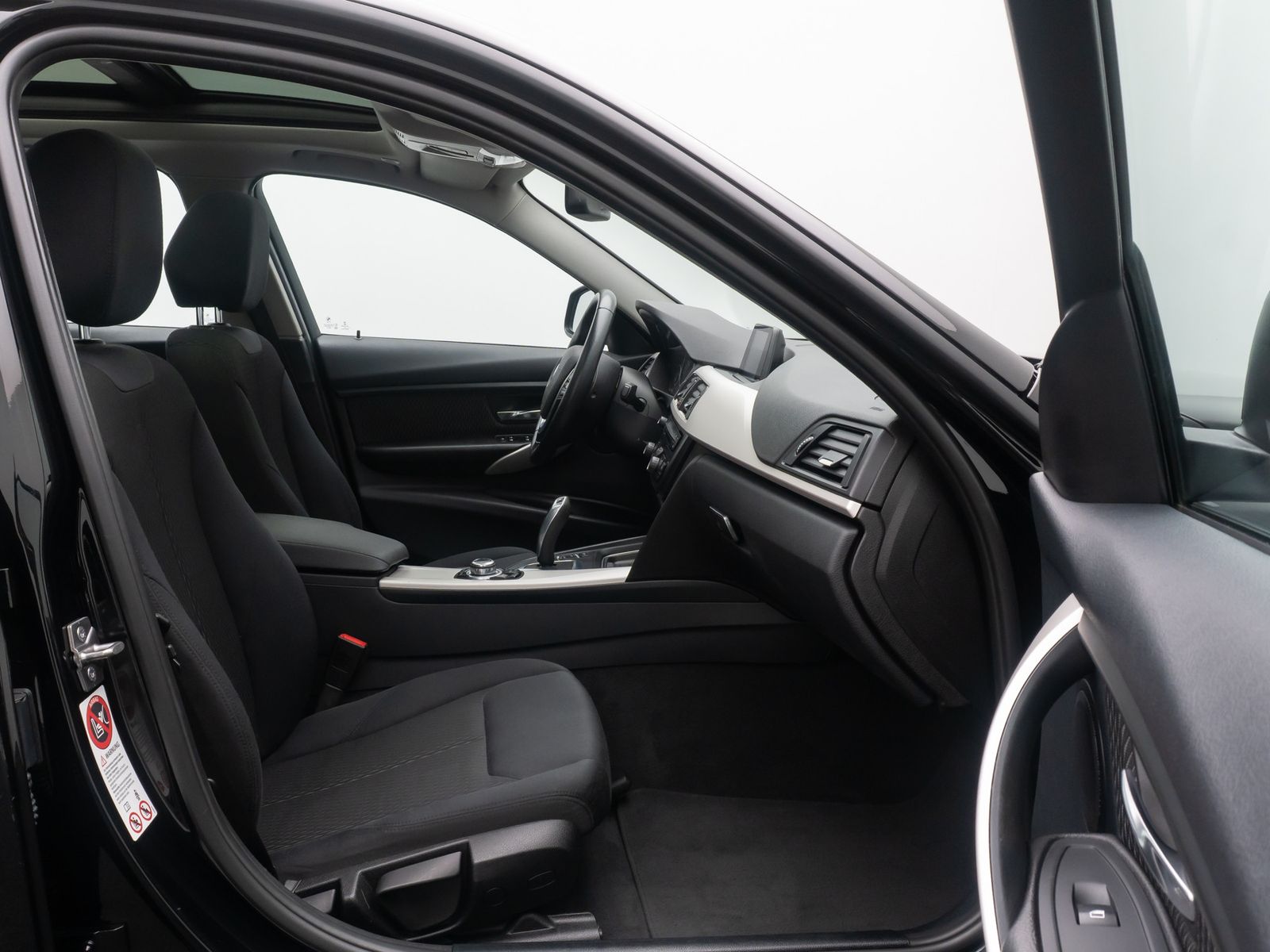 Fahrzeugabbildung BMW 320d PDC Panorama NaviBusiness KlimaAut Regensen