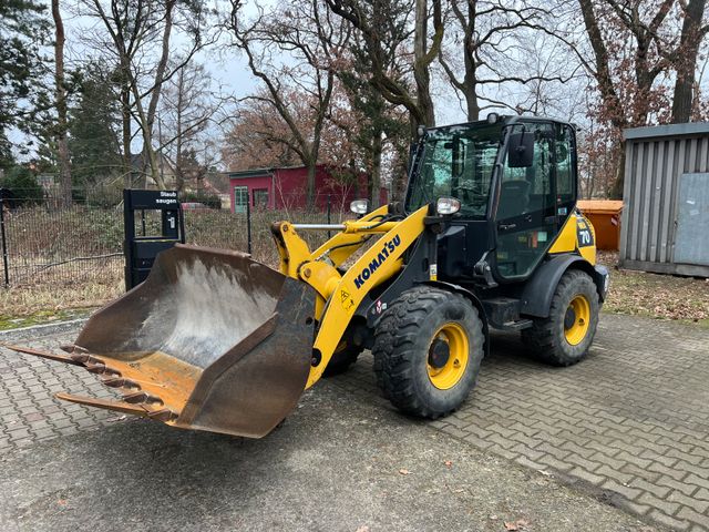 Komatsu WA 70-7  Radlader mit Schaufel und Palettengabe