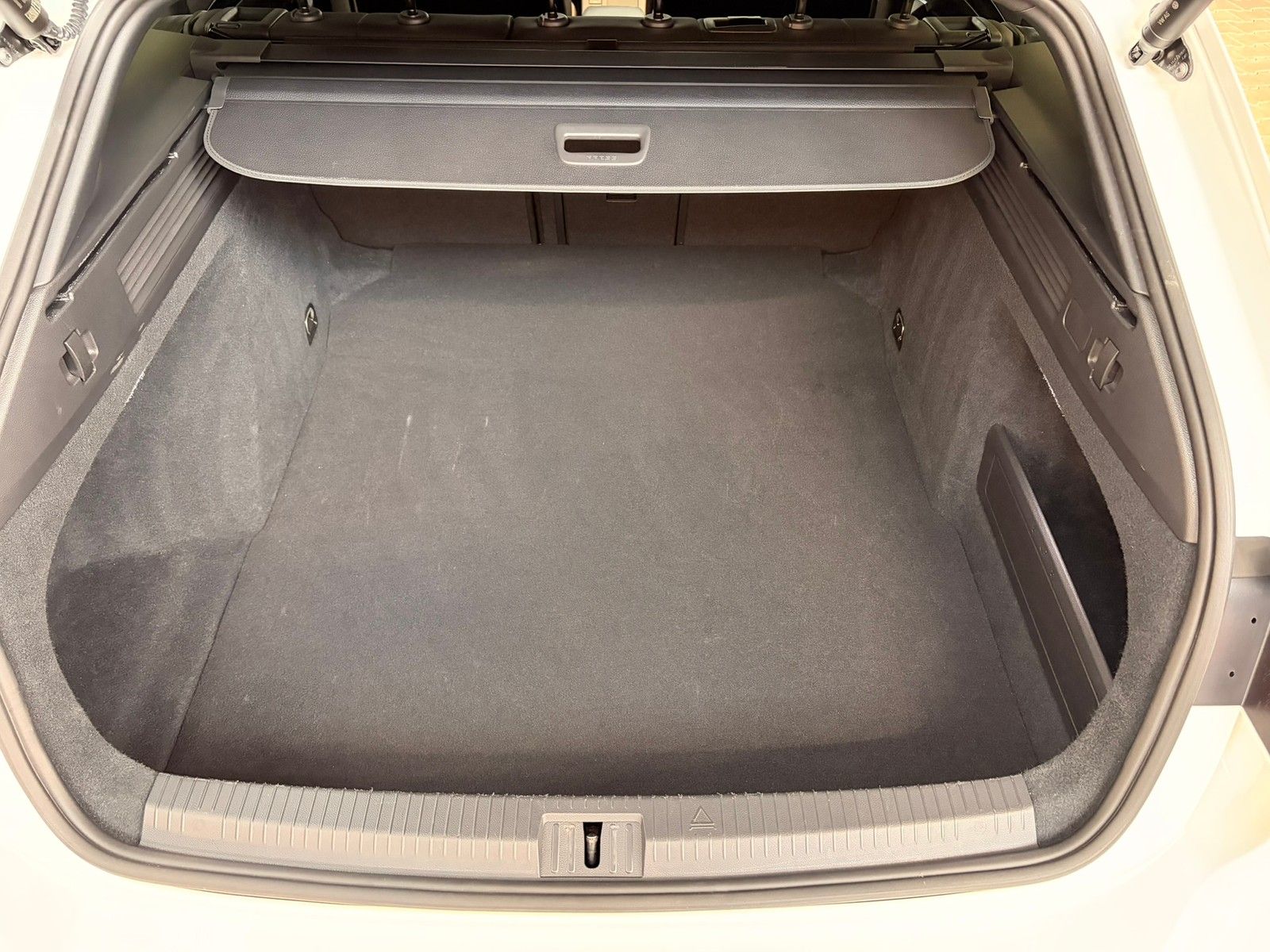 Fahrzeugabbildung Volkswagen Arteon SB R-Line 2.0 TSI DSG 4M +ACC +IQ.Light - mit KI generiert/bearbeitet