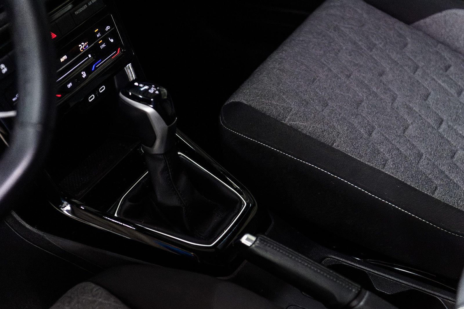 Fahrzeugabbildung Volkswagen T-Cross Move+AHK+GJR+NAVI+SHZ+ALU+ACC+DAB