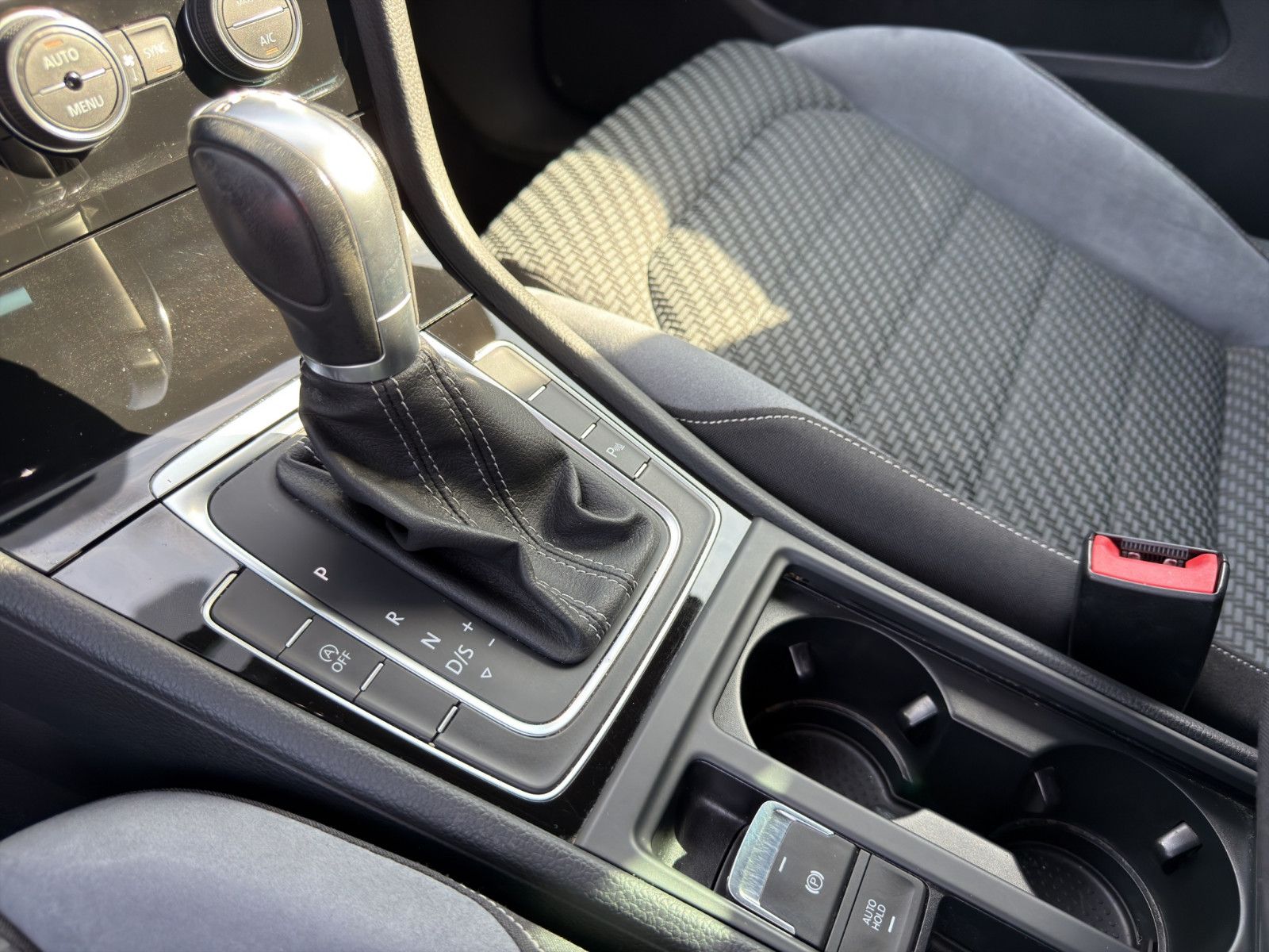 Fahrzeugabbildung Volkswagen Golf R-Line Apple /Szhzg/1.Hand/DAB/LED/Klimaaut