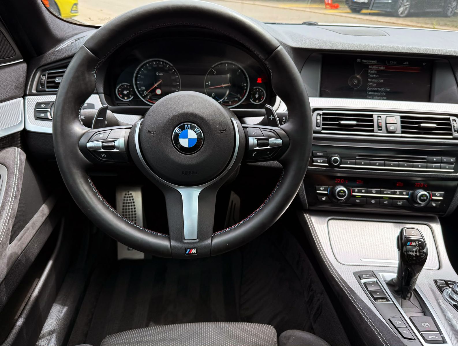 Fahrzeugabbildung BMW 530d Touring xDrive M-Sport PDC PANO SHZ AHK BT