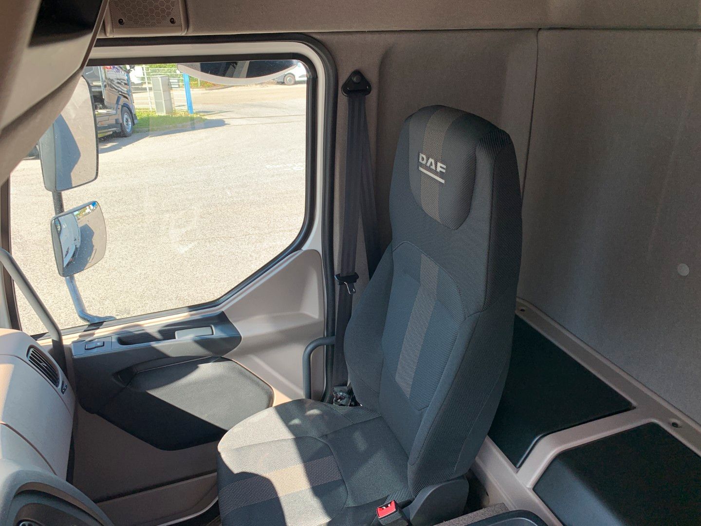 Fahrzeugabbildung DAF FA XB 260 12t Swing-Board-Aufbau