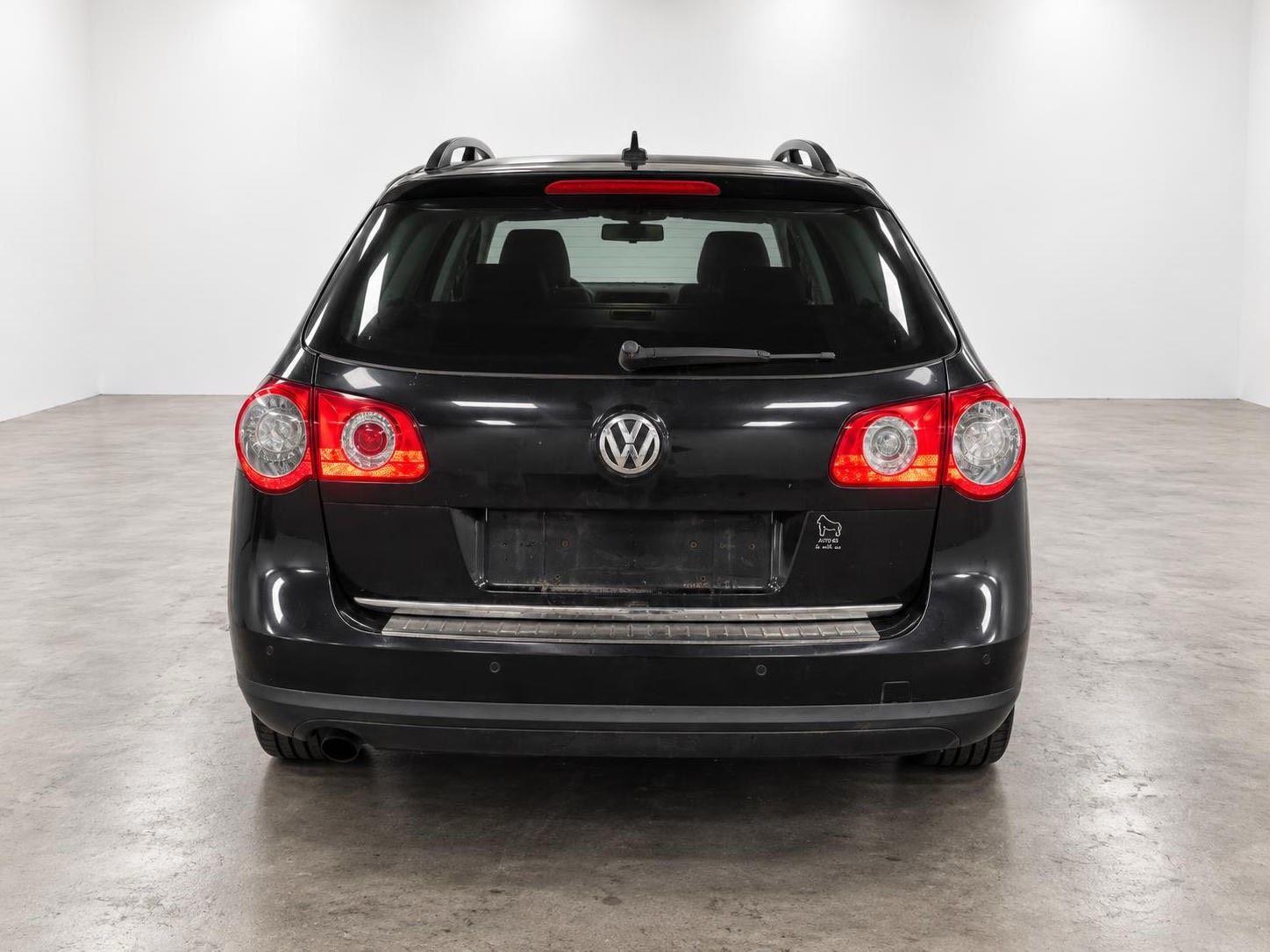 Volkswagen Passat 2010 — rear view