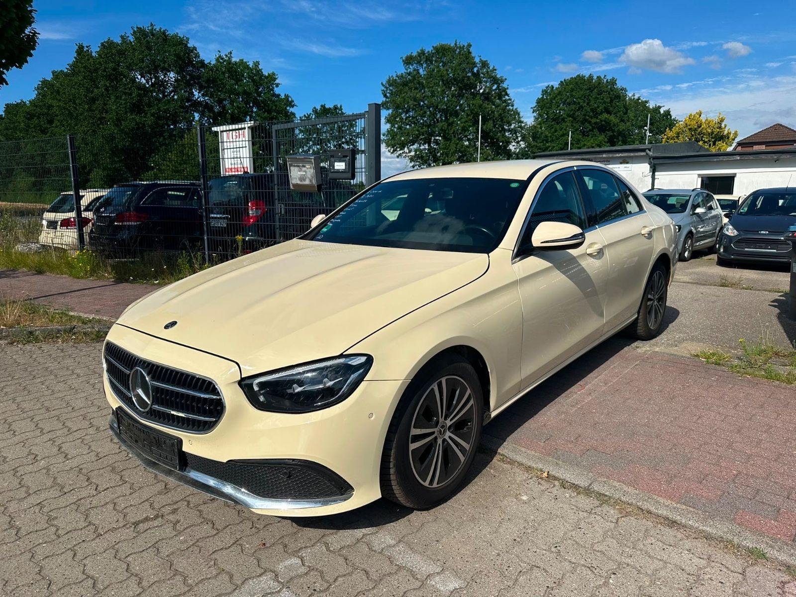 MERCEDES-BENZ E 200 d Avantgarde*Automatik*Kamera*Navi*PDC*LED