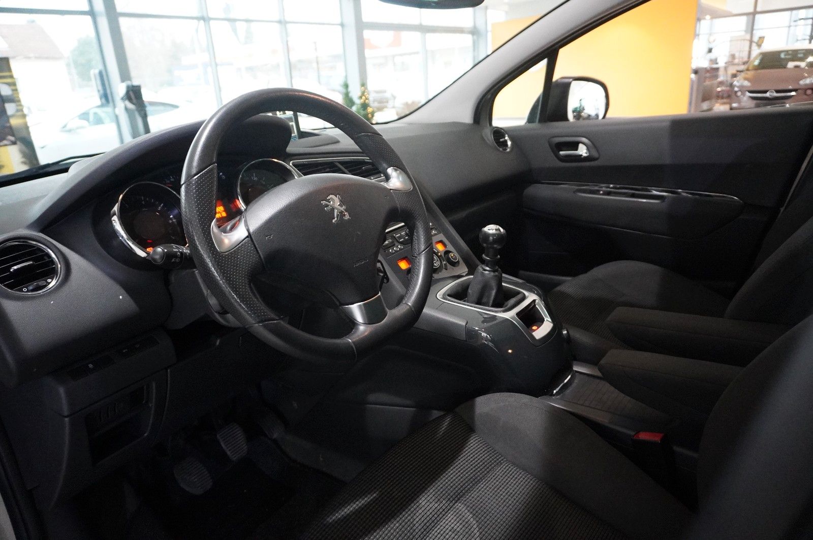 Fahrzeugabbildung Peugeot 5008 1.2T STYLE NAVI/LED/KAMERA/SHZ/PANO./AHK