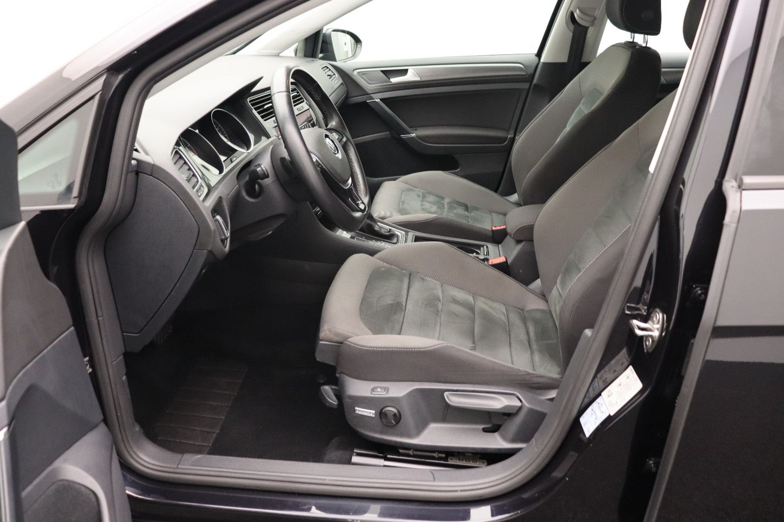 Fahrzeugabbildung Volkswagen Golf VII Lim. 1.4 Comfortline Standheizung AHK