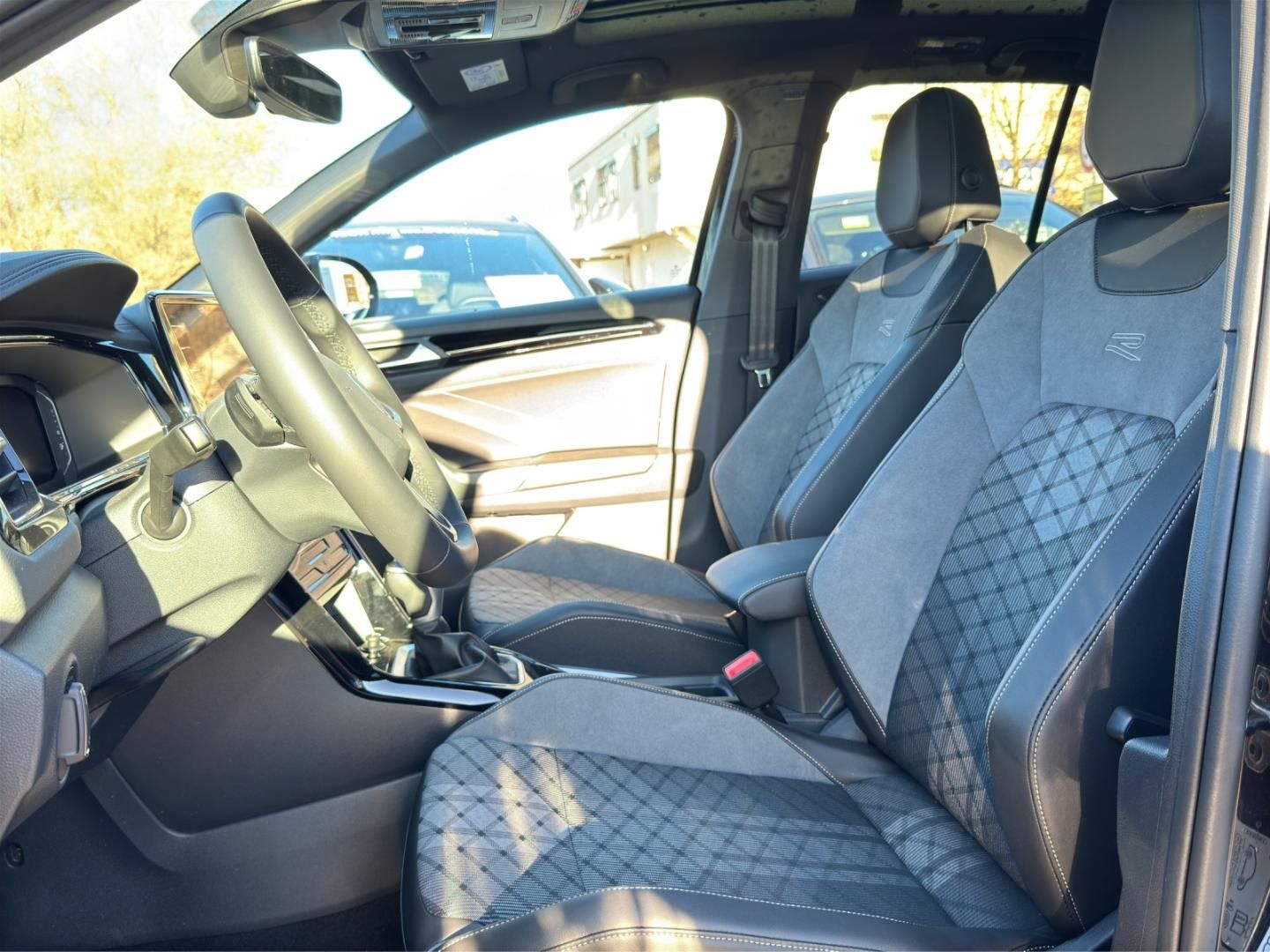 Fahrzeugabbildung Volkswagen T-ROC R-Line R-Line,Pano-Dach,Easy-Open,Navi,AHK