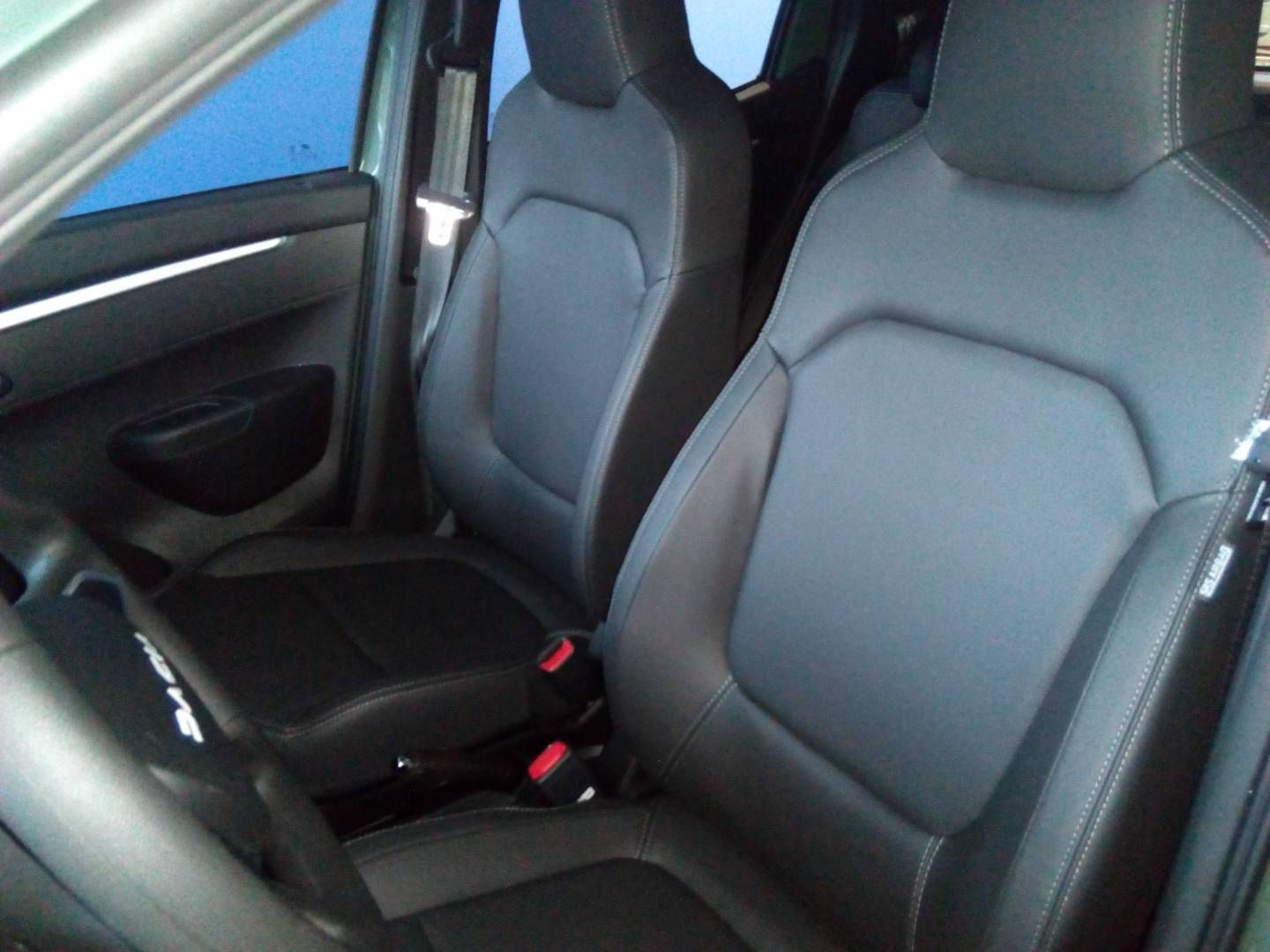 Fahrzeugabbildung Dacia Spring Essential CCS- Anschluss