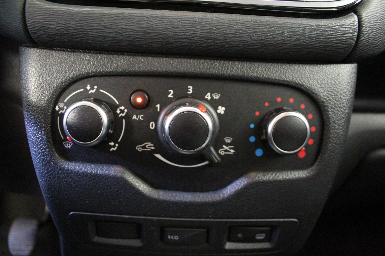 Fahrzeugabbildung Dacia Dokker 1.6 SCe 100 Laureate *Allwetterreifen*