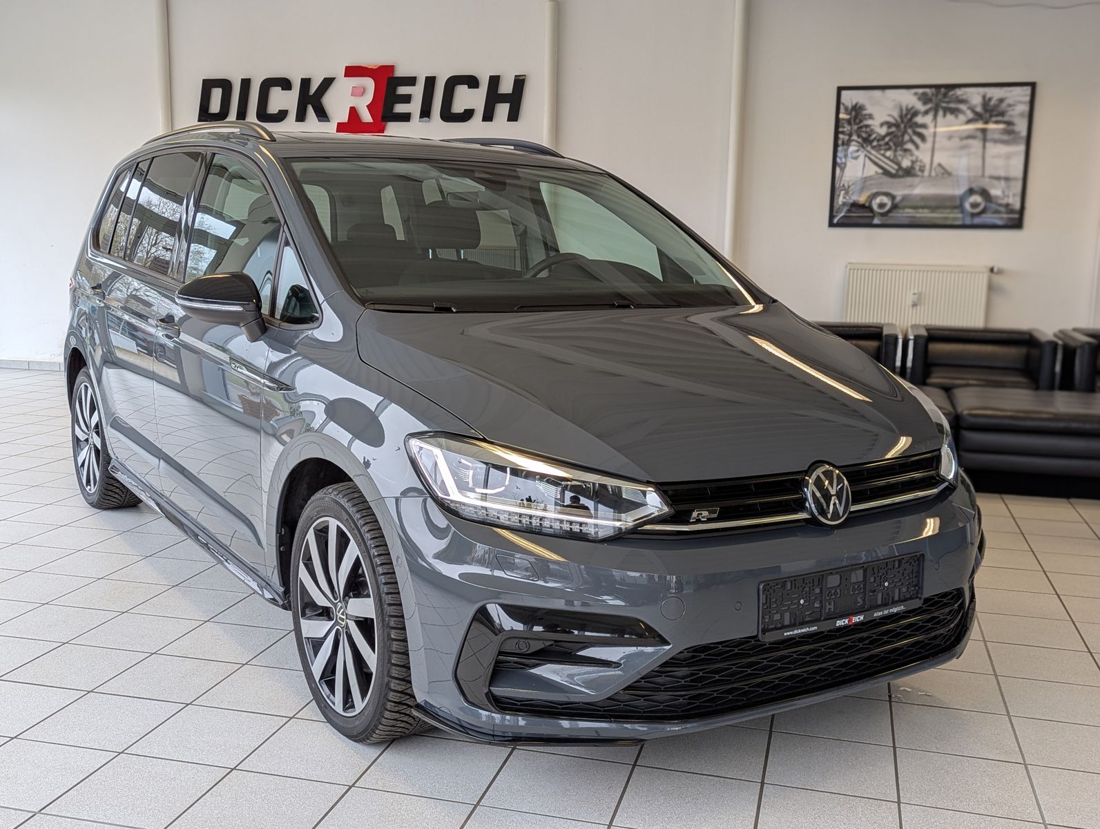 Fahrzeugabbildung Volkswagen Touran 2.0 DSG R-Line High. Pano 7-Si IQ.Dri AHK
