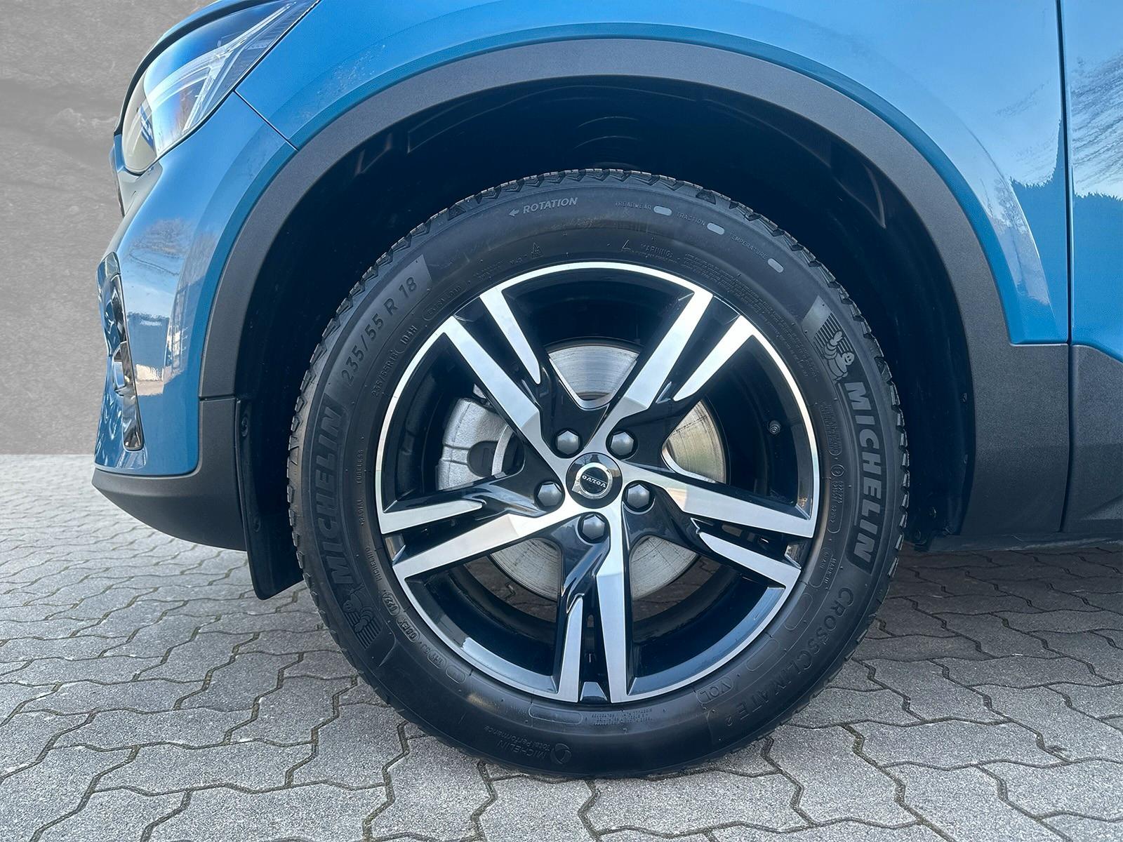 Volvo XC40 B3 MILD Hybrid Automatik Plus Dark LED