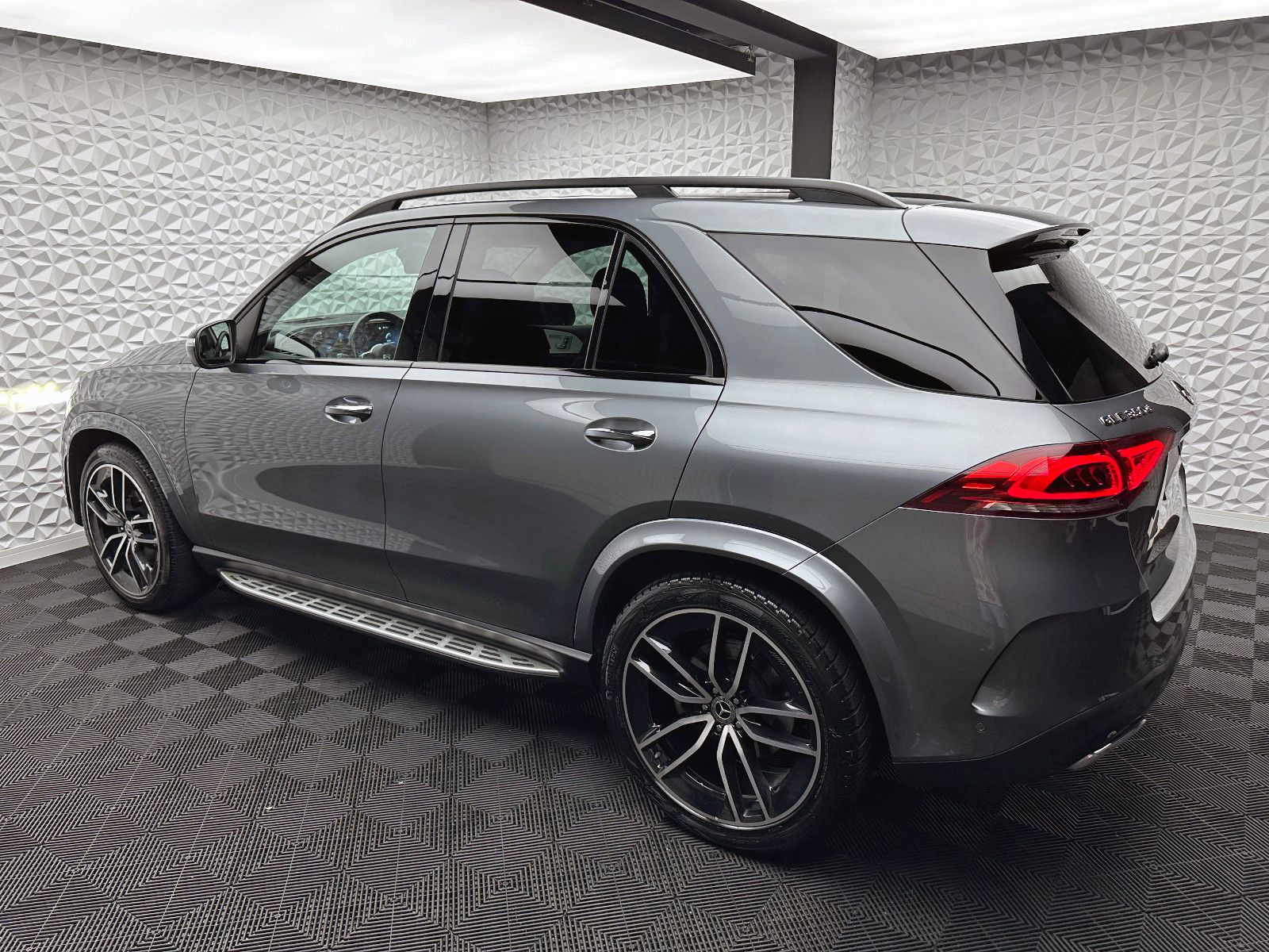 Fahrzeugabbildung Mercedes-Benz GLE 350d AMG 4M V6/DISTR/PANO/STHZ/360°/AHK/22"