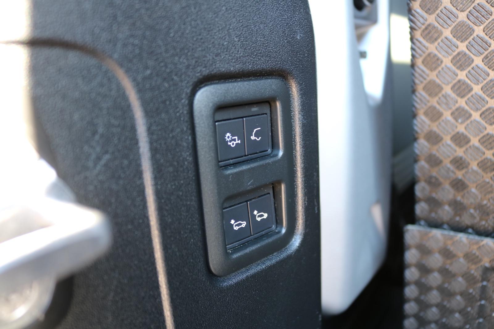 Land Rover Defender D240 S AWD/7 SITZER/PANO/AHK/MERIDIAN