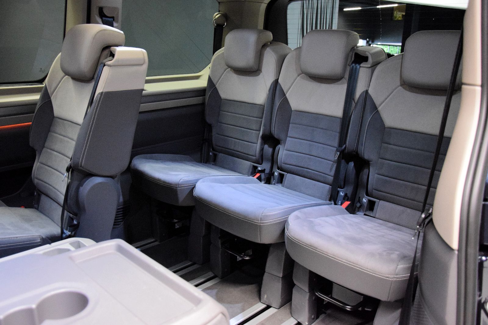 Fahrzeugabbildung Volkswagen T7 Multivan Style DSG Pano AHK 7-Sitze IQ-Light