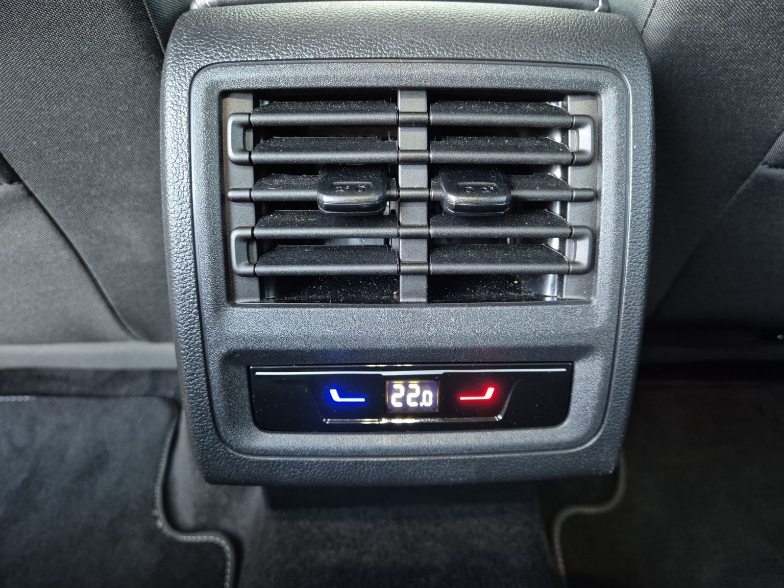 Fahrzeugabbildung Volkswagen Golf VIII Variant TSI Move 1,99% LED AHK Navi AI