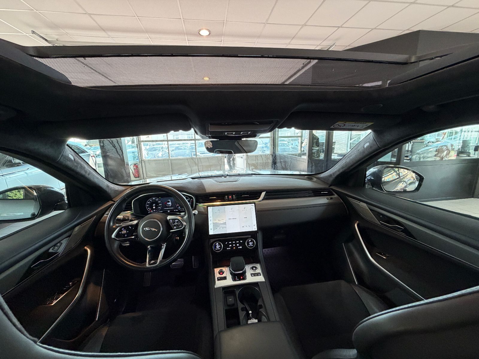 Fahrzeugabbildung Jaguar F-PACE SVR /PANO/MERIDIAN/360°KAM/HUD/AMBIENTE