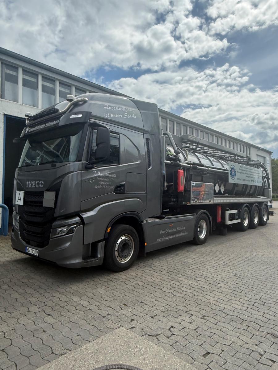 Iveco S Way 530 mit Schrader Saugauflieger 26.3 ADR