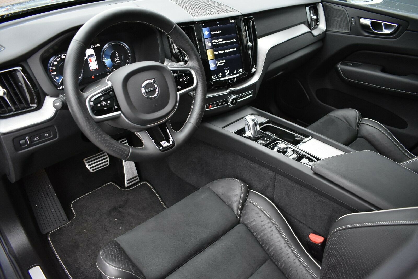 Fahrzeugabbildung Volvo XC60 T8 Twin Eng* R-Design Luft*ACC*AHK*AWD*STHZ