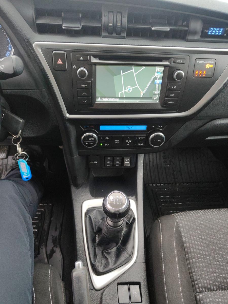 Toyota Auris 2015 — photo 14